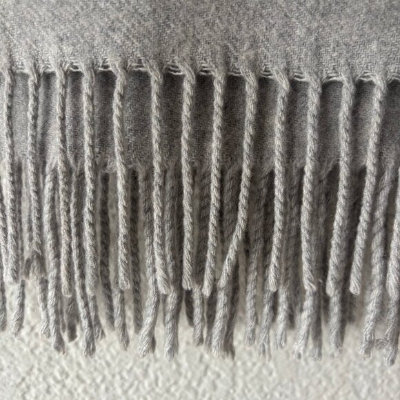 Cuyana 100% Cashmere Scarf - Light Gray - Picture 2 of 5